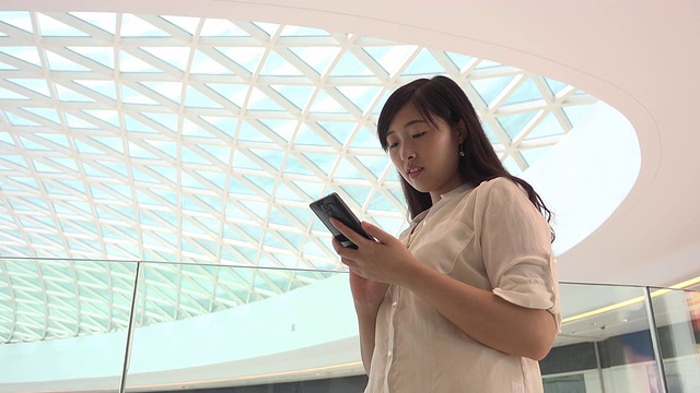 女商人使用智能手机视频素材