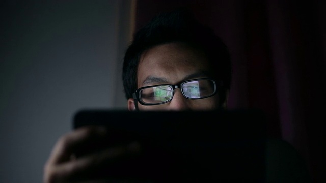 男人用平板电脑玩游戏和上网视频素材