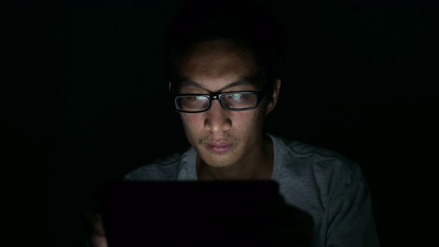 男人用平板电脑玩游戏和上网视频素材