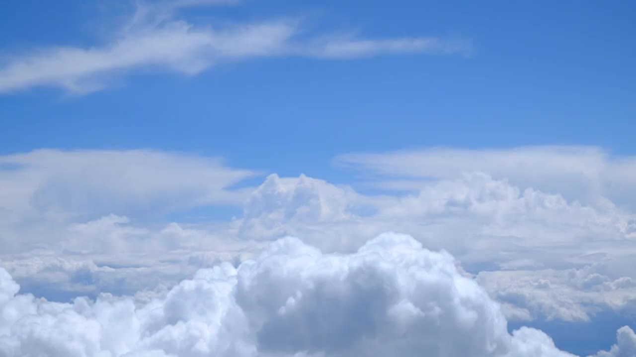 从飞机窗口看到的掠过的云视频下载