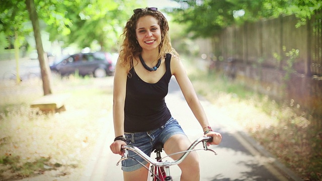 少女在自行车肖像视频素材