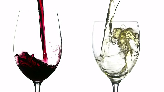慢动作倒红葡萄酒和白葡萄酒在白色的背景视频下载