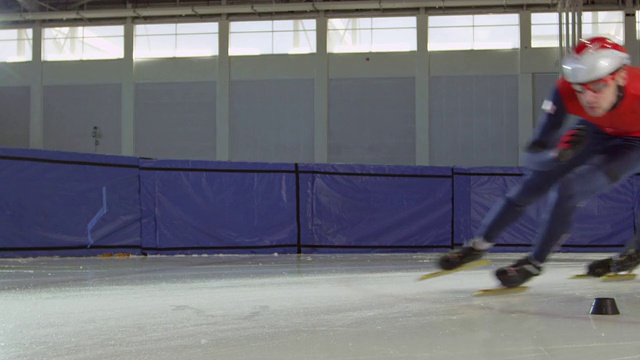 MS SLO MO短道速滑选手在竞技场赛道上轮流比赛视频下载