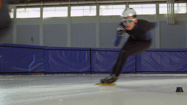 MS SLO MO短道速滑选手在冰上转弯比赛在竞技场视频下载