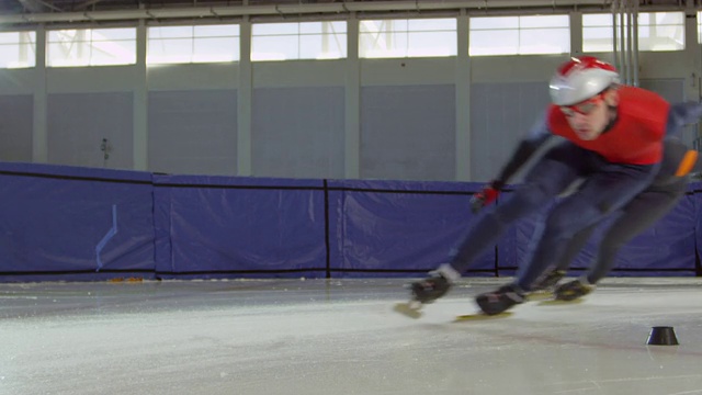 MS SLO MO短道速滑选手在竞技场赛道上的比赛中转弯视频下载