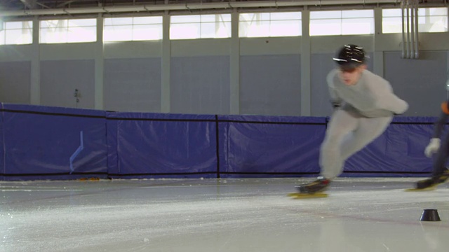 MS SLO MO短道速滑选手在冰场赛道上比赛视频下载