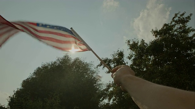 POV美国国旗在阳光下狂野飘扬视频素材