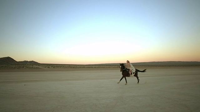 (慢镜头)迷人的女人骑马03视频素材