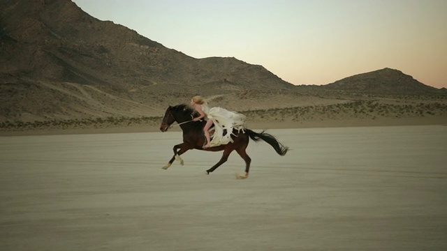 (慢镜头)迷人的女人骑着马视频素材