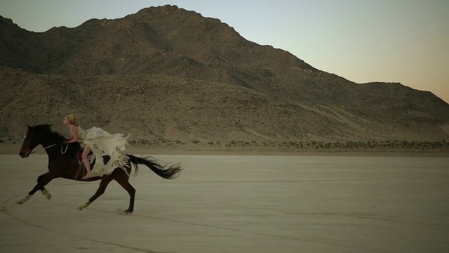 (慢镜头)迷人的女人骑马视频素材