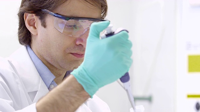 研究实验室的科学家，用吸管从试管中提取溶液视频素材