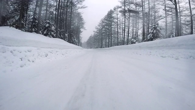 下雪的冬季公路驾驶- 4K -视频素材