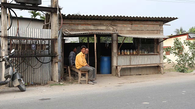 大吉岭附近一个村庄热闹街道上的一个小商店视频下载