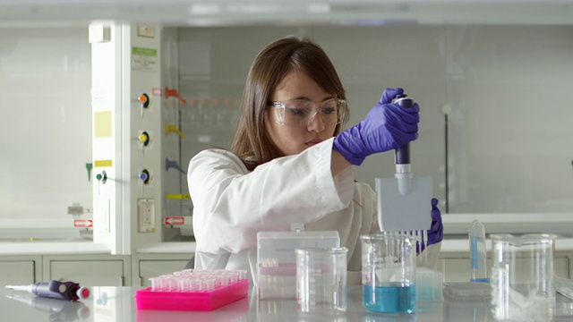 MS女科学家使用多通道移液器转移溶液在研究实验室视频素材