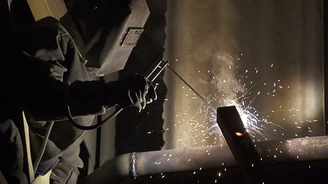 工业工人正在焊接金属管视频素材