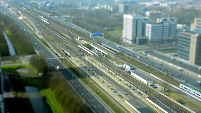阿姆斯特丹的铁路和公路交通视频下载