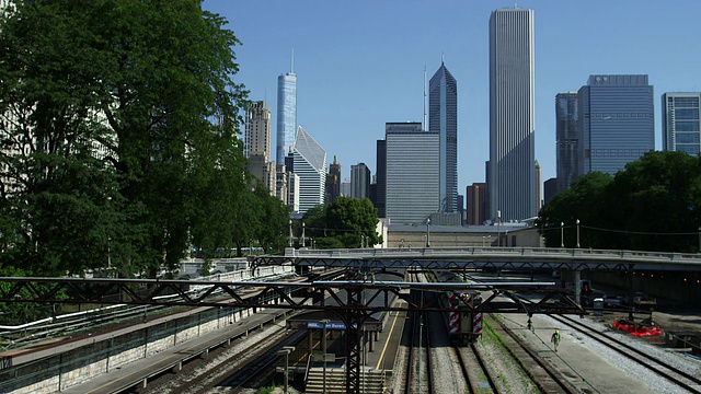 前景中有火车的芝加哥天际线视频素材