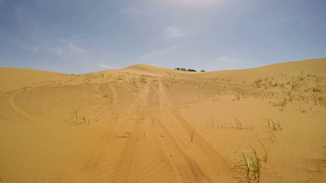 腾格里沙漠/阿拉山地区汽车行驶的WS POV视角视频素材