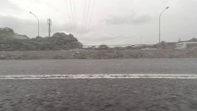 汽车驾驶在雨天-侧视图- 4K视频素材