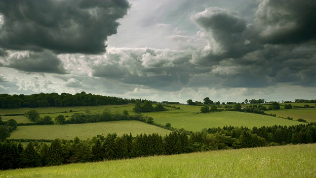 郁郁葱葱的科茨沃尔德山谷，英国视频素材