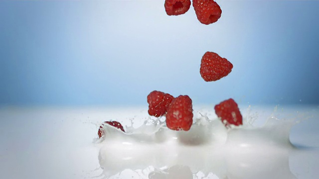 HD超级慢动作:树莓溅到酸奶里视频下载