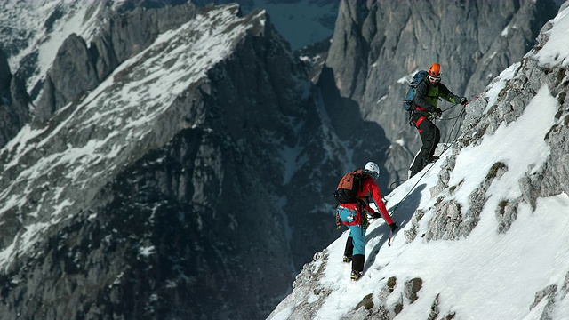 两名冬季登山者通过费拉塔攀爬的LD照片视频素材