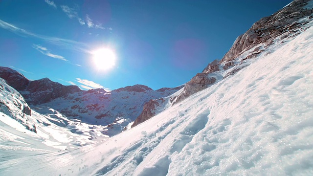 SLO MO TS滑雪旅行者从山上滑雪下来视频下载