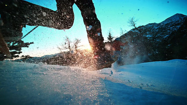SLO MO LD拍摄了登山队员在山顶穿雪鞋的照片视频素材