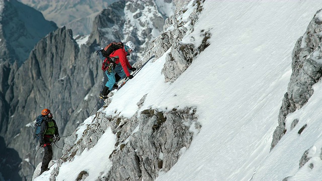 两名冬季攀登者通过费拉塔登山视频素材