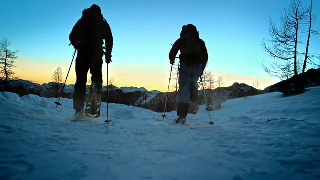 日落时分在山顶穿雪鞋视频素材