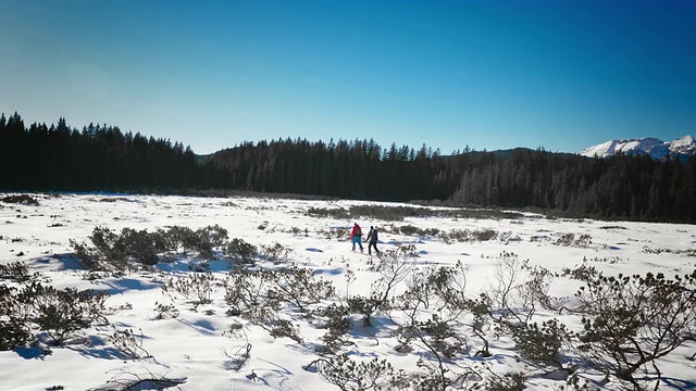 冬季登山队员穿越山谷的航拍视频素材