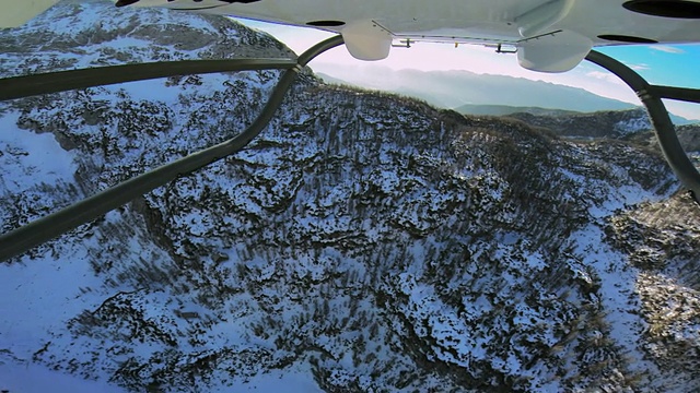 POV直升机飞过白雪覆盖的山脉视频素材