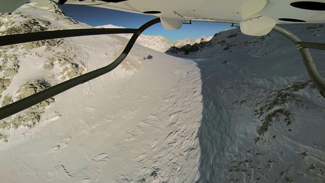 POV直升机飞过白雪覆盖的山顶视频素材