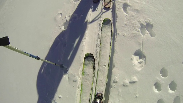 一个年轻人和朋友越野滑雪的视频。视频素材