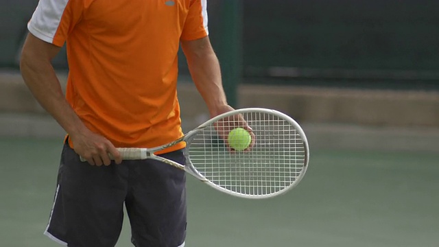 网球运动员练习发球。视频下载