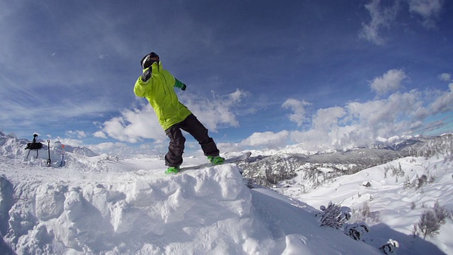 滑雪运动员表演危险的特技视频素材