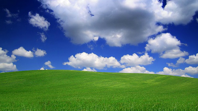 绿色的山丘和蓝色的天空高清视频下载