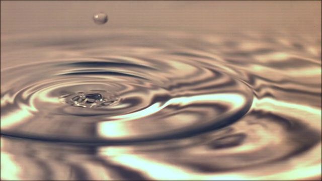 一滴水的慢动作水飞溅。视频素材