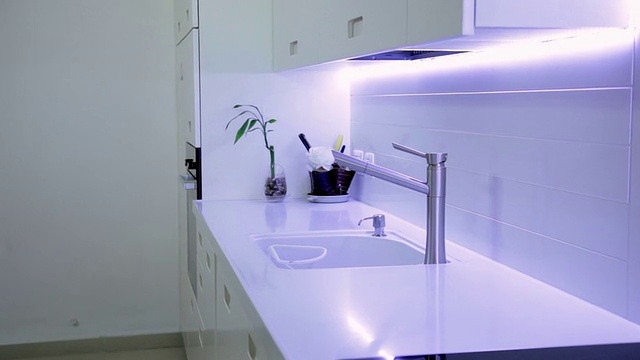 紫外线照明的现代厨房视频素材