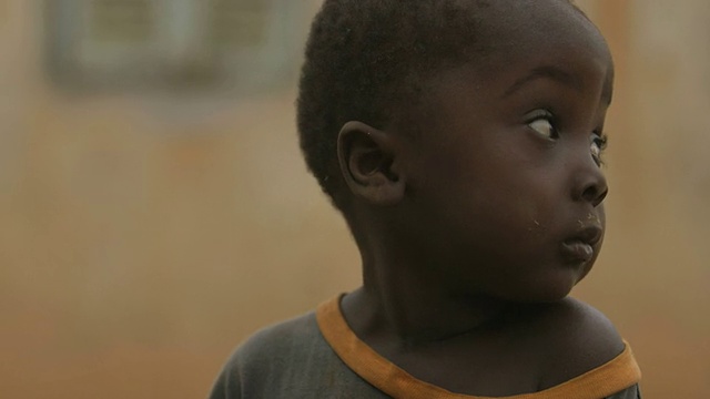 一个孤独的非洲小男孩的肖像视频素材