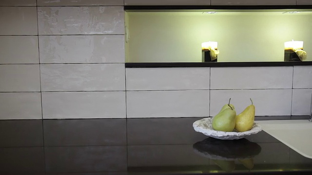 厨房桌上的绿梨视频素材