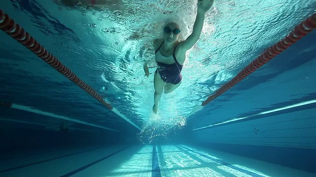 游泳训练-自由泳技术视频素材