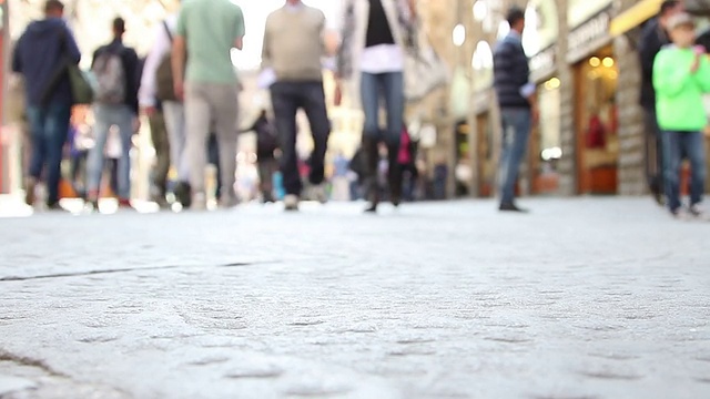 人们在街上行走-地面拍摄视频下载