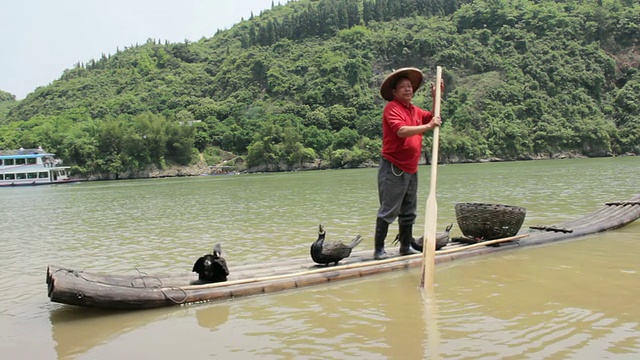 中国广西漓江附近，男子在玩传统船的桨视频素材