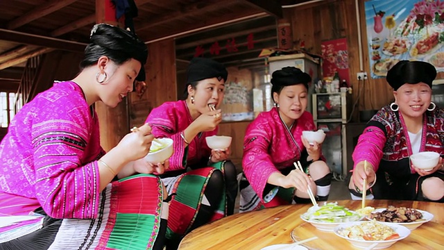 一群妇女在吃午饭/姚村，黄洛，中国视频下载