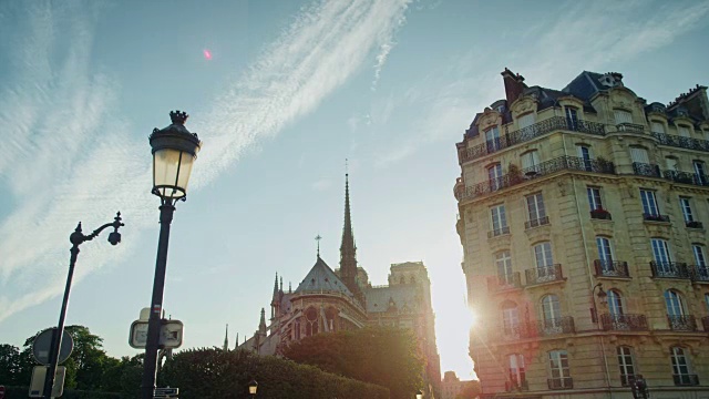 日落时巴黎圣母院东侧的跟踪镜头视频素材