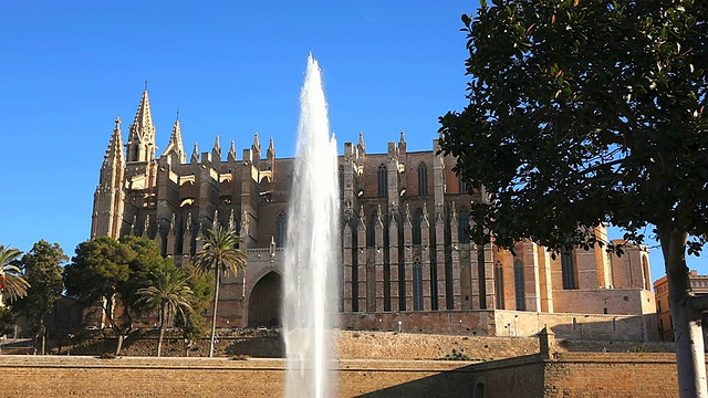 西班牙巴利阿里群岛，马略卡岛，玛尔公园和拉修大教堂前的喷泉视频素材