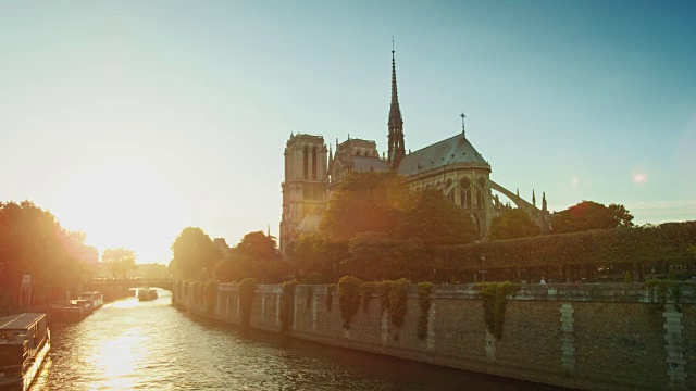跟踪拍摄的巴黎圣母院东侧和塞纳河河岸在日落视频素材