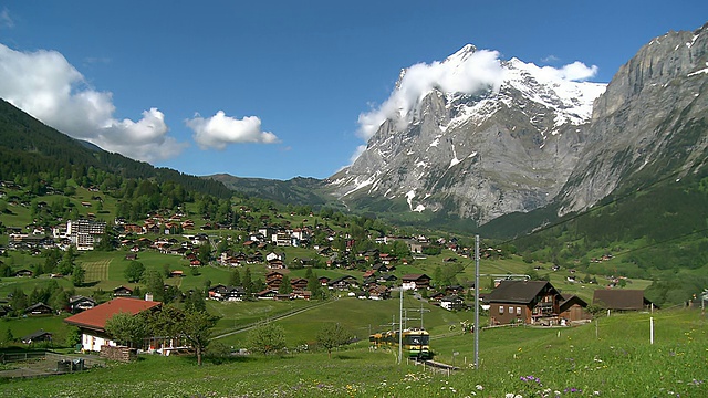 瑞士伯恩斯高地Wetterhorn山和翁格纳尔普铁路经过格林德沃村视频下载