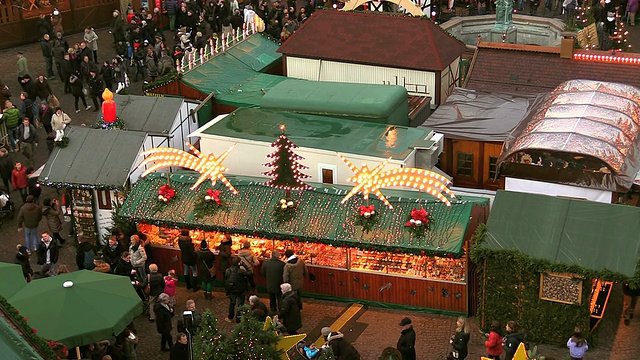 人们在德国黑森市的罗默广场/法兰克福漫步享受圣诞市场视频下载